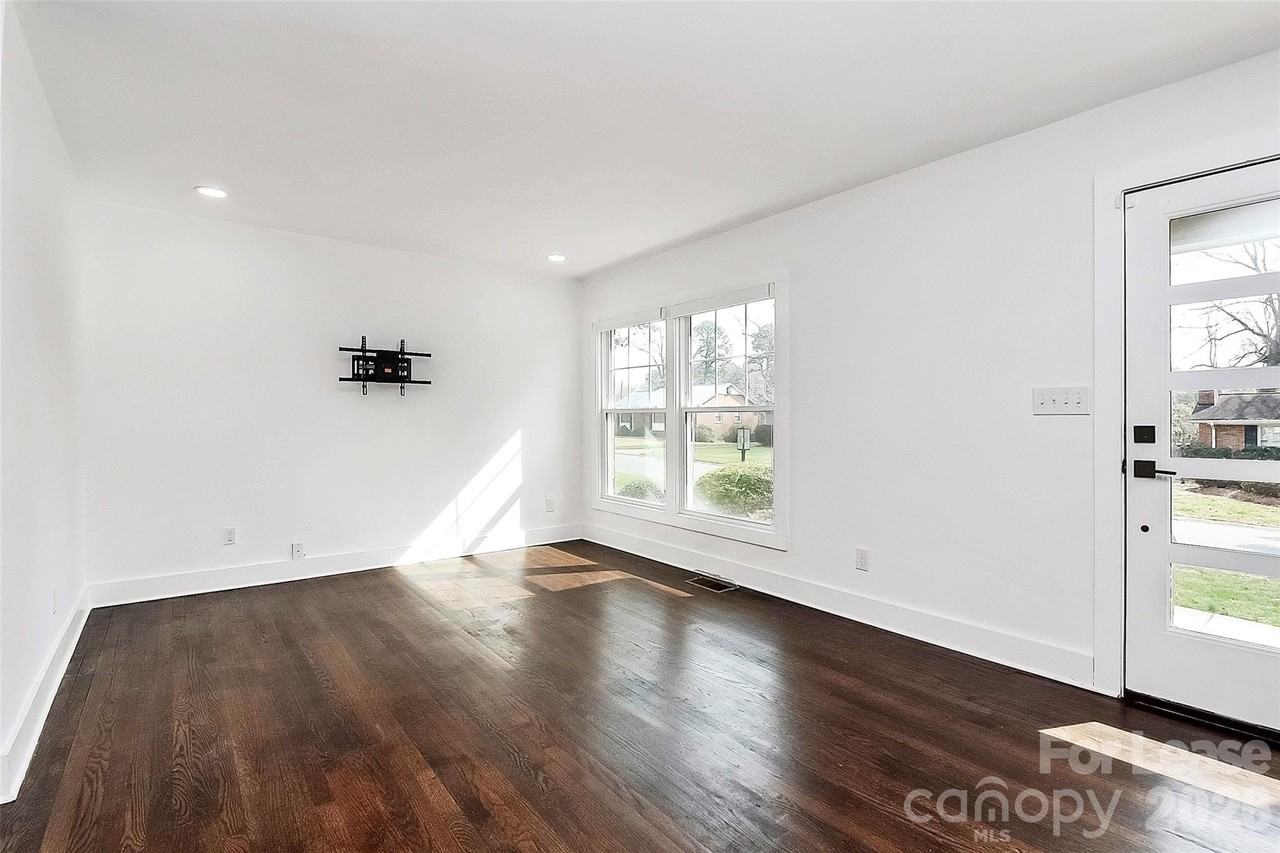 4313 Maureen Dr - Photo 3 of 38