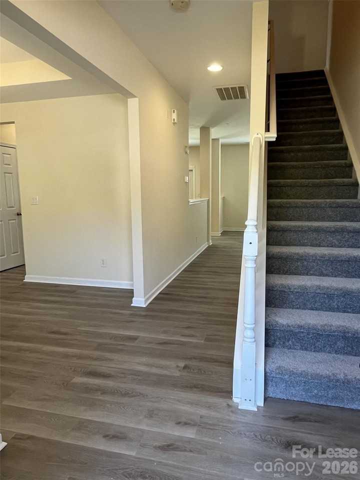 242 Summit Park Ct - Photo 2 of 32