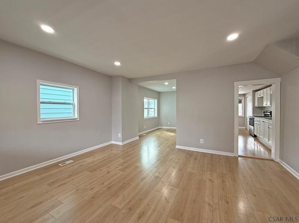 512 Graham Ave - Photo 2 of 23