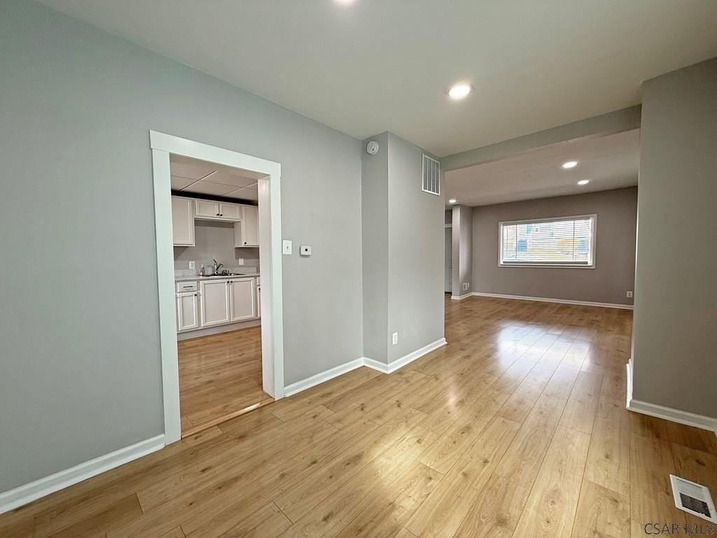 512 Graham Ave - Photo 5 of 23