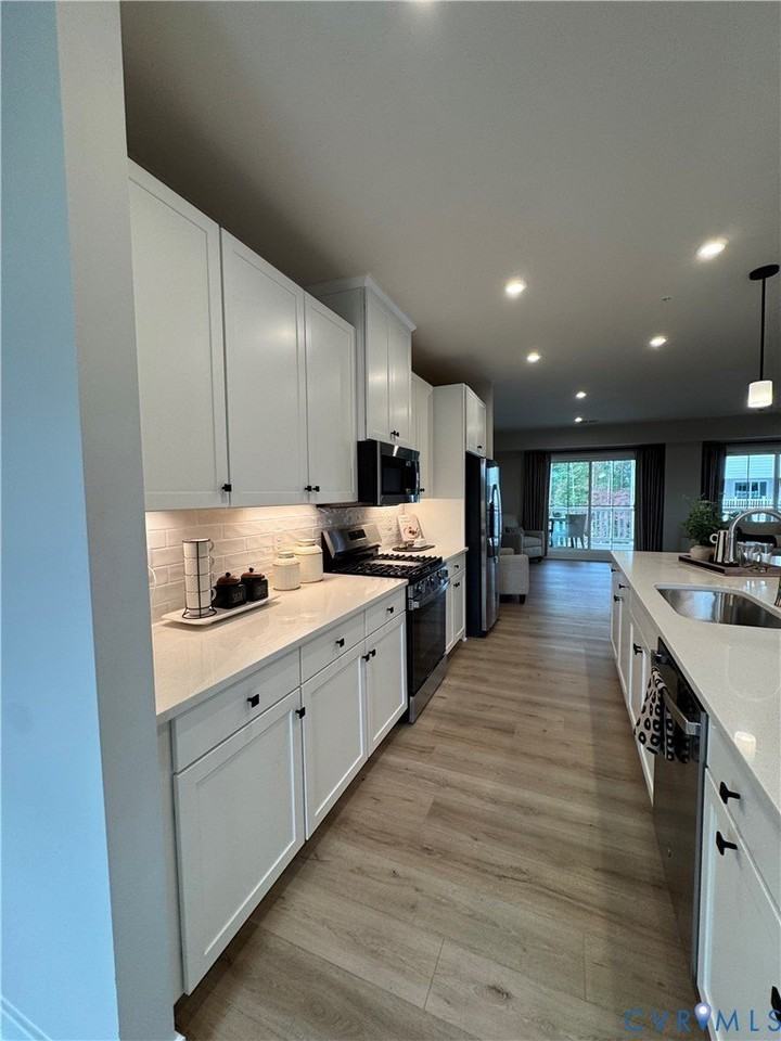 8001 Lake Laurel Ln Unit B - Photo 4 of 38