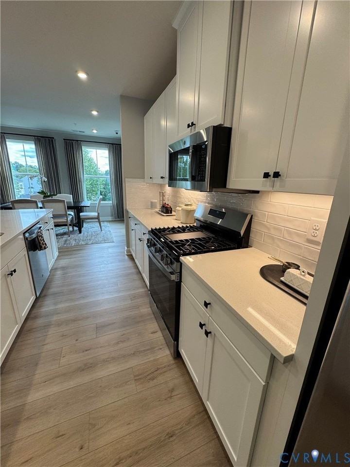 8001 Lake Laurel Ln Unit B - Photo 5 of 38