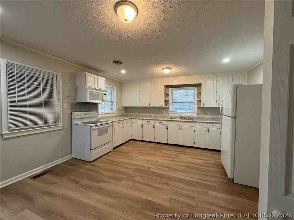 3725 Sandra Dr - Photo 4 of 16