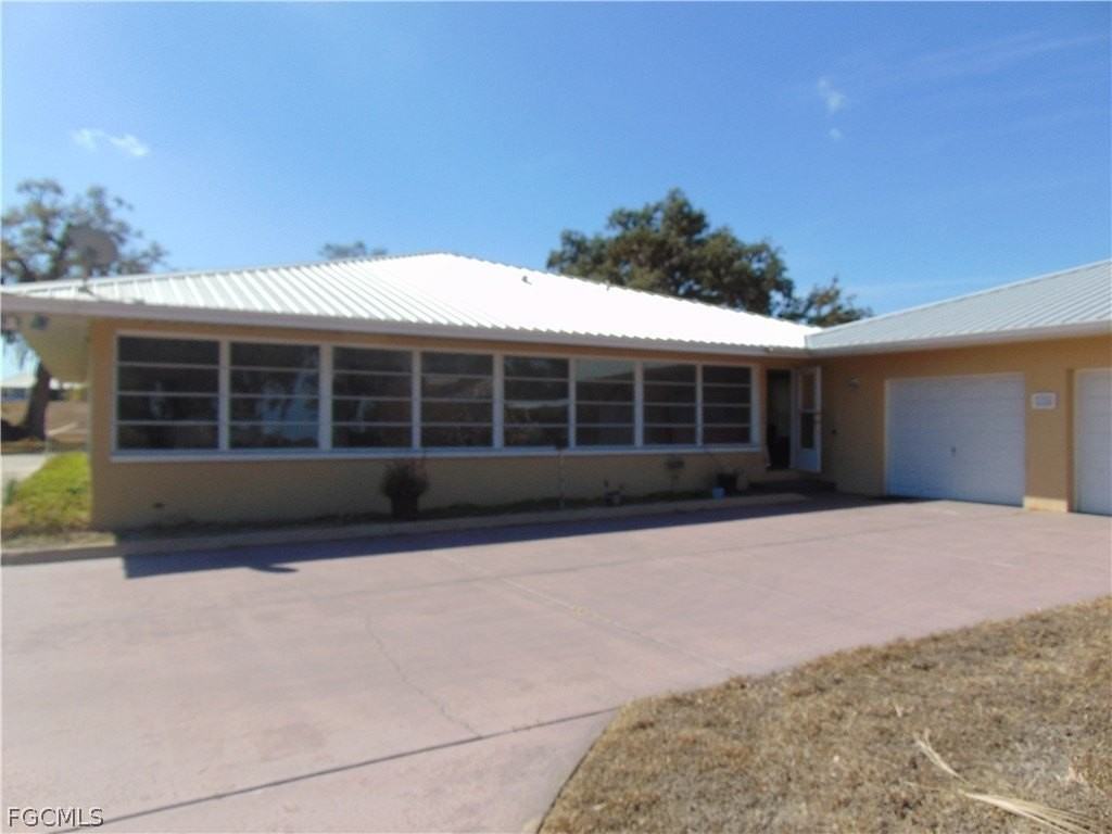 1092 Riverbend Dr - Photo 6 of 35