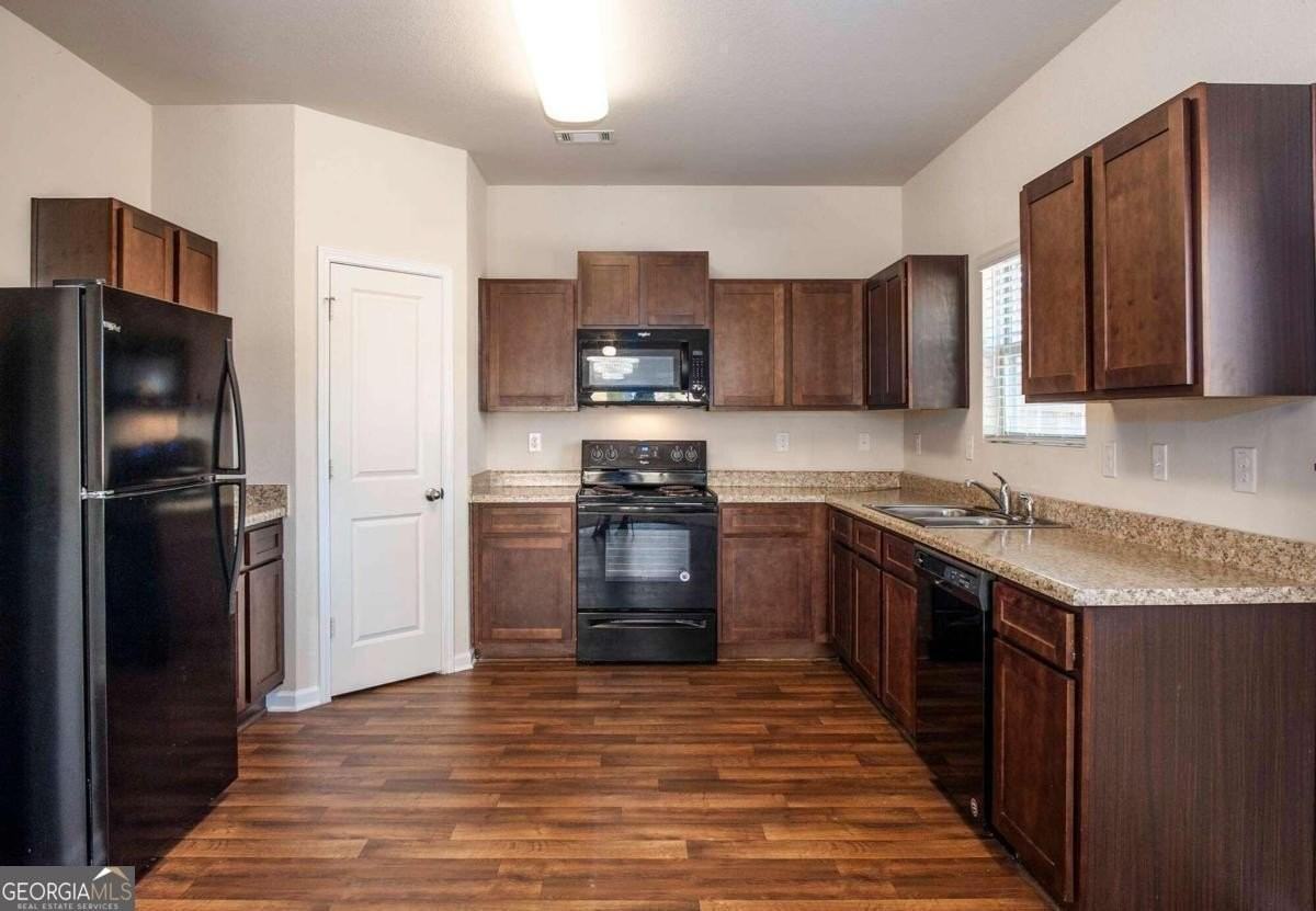 700 Fitzroy Drive - Photo 4 of 13