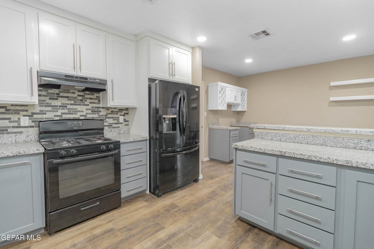 3313 Crown Hill Pl - Photo 3 of 44