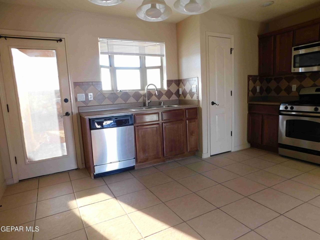 4529 Hugo Reyes Dr - Photo 6 of 28