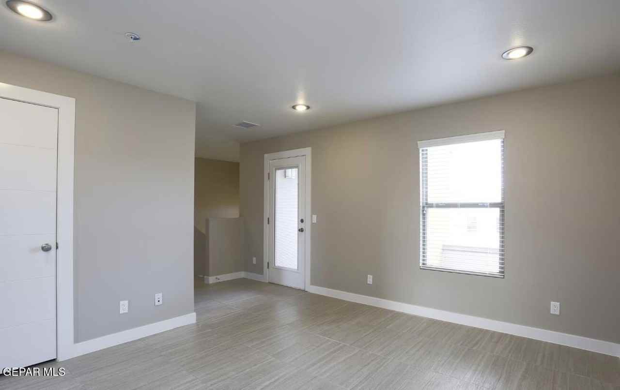 410 Thorn Ave #B11 - Photo 3 of 39