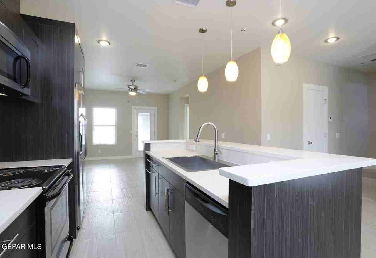410 Thorn Ave #B11 - Photo 4 of 39