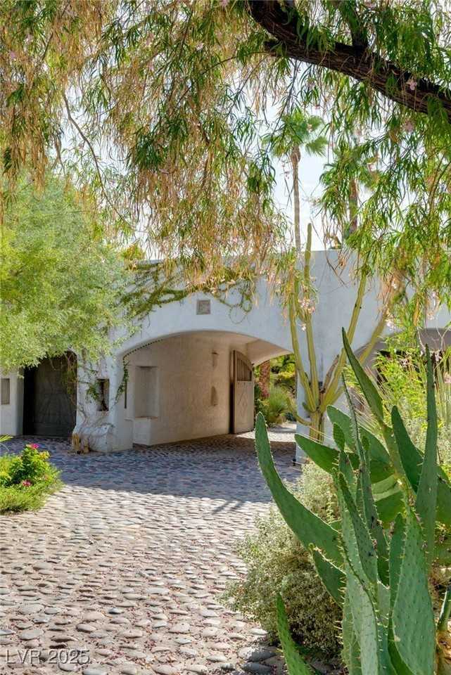 7330 N Rainbow Blvd - Photo 7 of 50