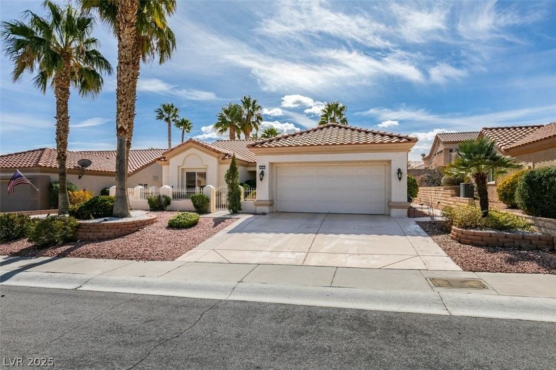 10041 Woodhouse Dr - Photo 2 of 45