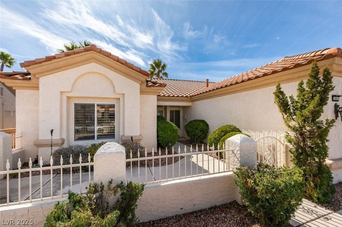 10041 Woodhouse Dr - Photo 3 of 45