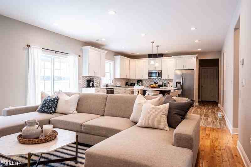 1 Reynolds Ave - Photo 4 of 25