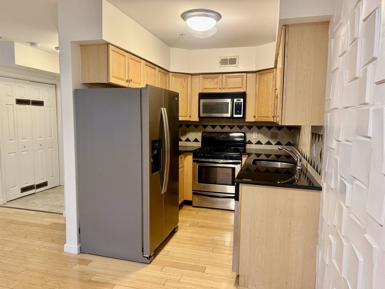 301 61st St #1C - Photo 4 of 8