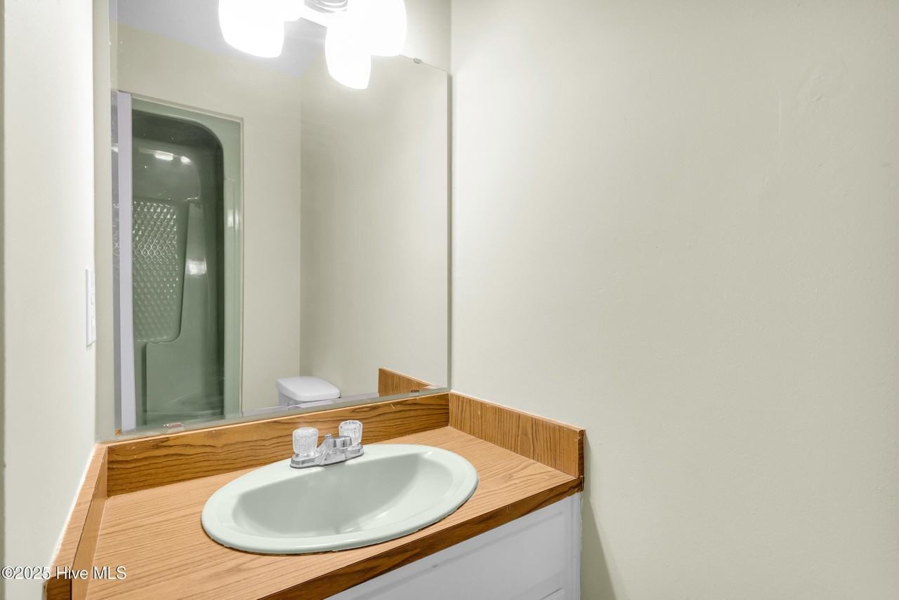 125 Pirates Rd Apt 5 - Photo 3 of 36