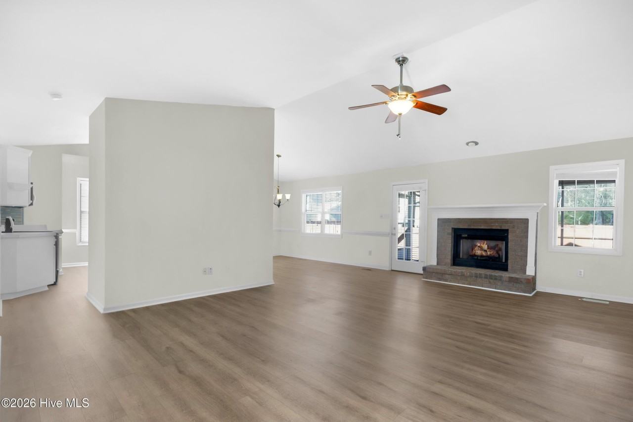 705 E Hightree Ln - Photo 2 of 27