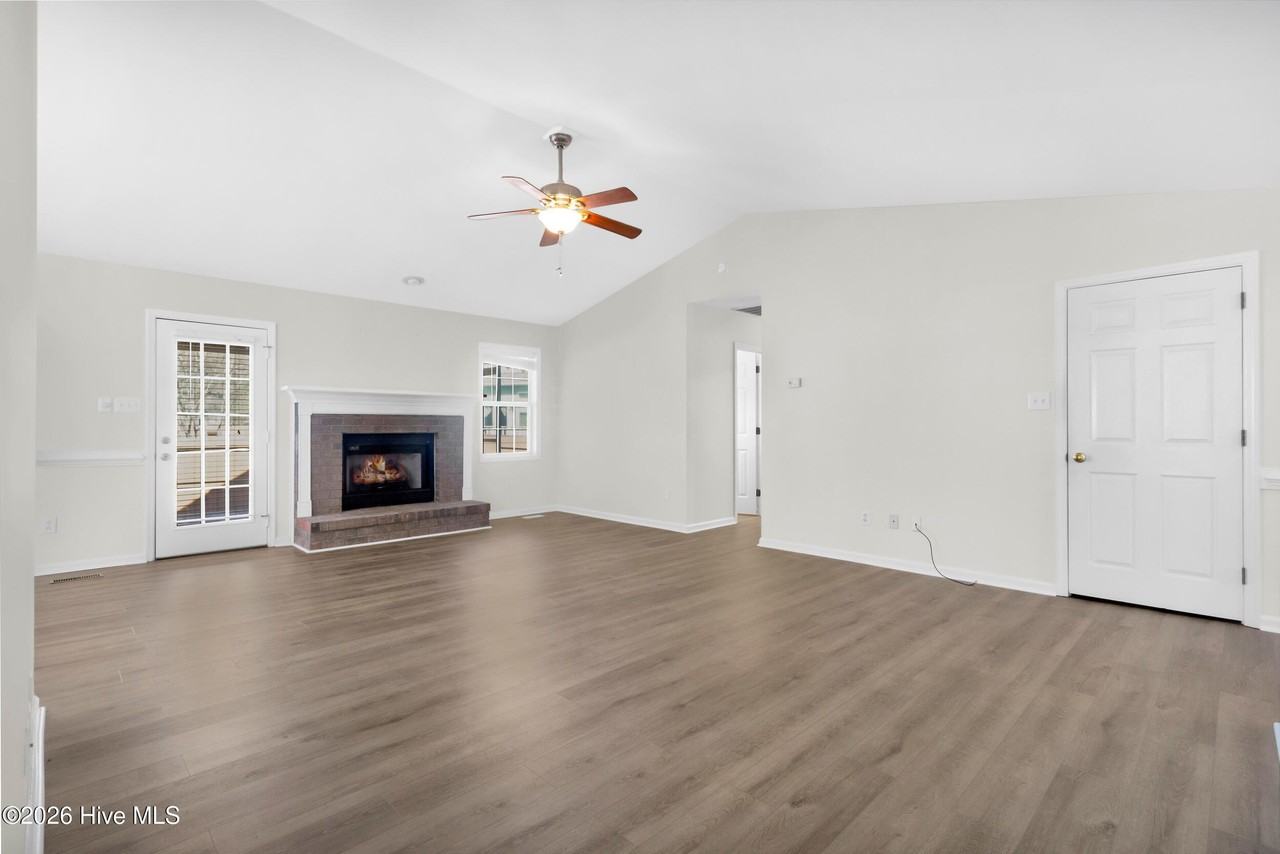 705 E Hightree Ln - Photo 4 of 27