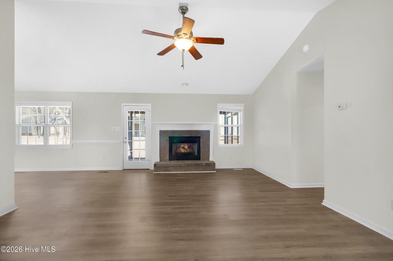 705 E Hightree Ln - Photo 5 of 27