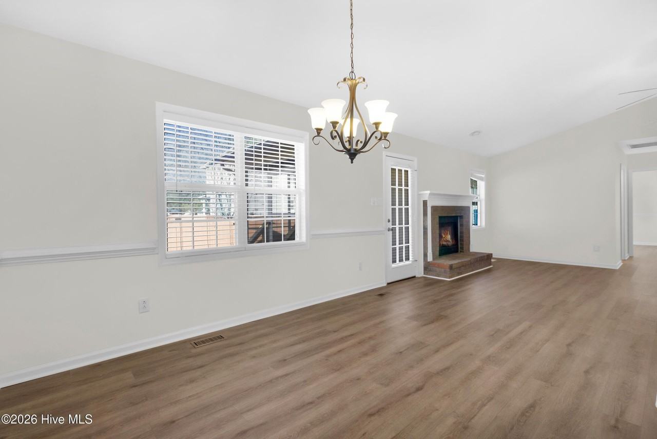 705 E Hightree Ln - Photo 7 of 27