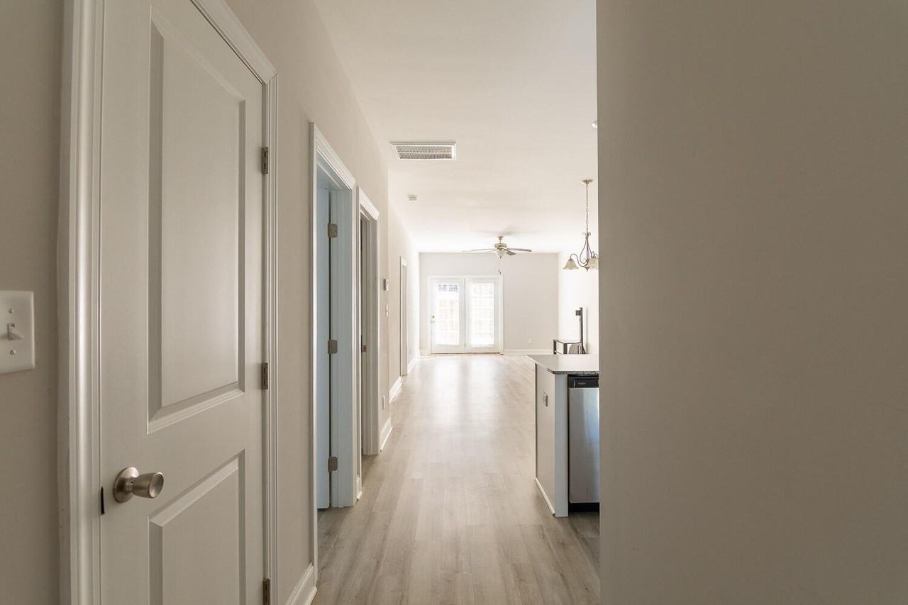 1227 University Ln Apt E - Photo 4 of 17