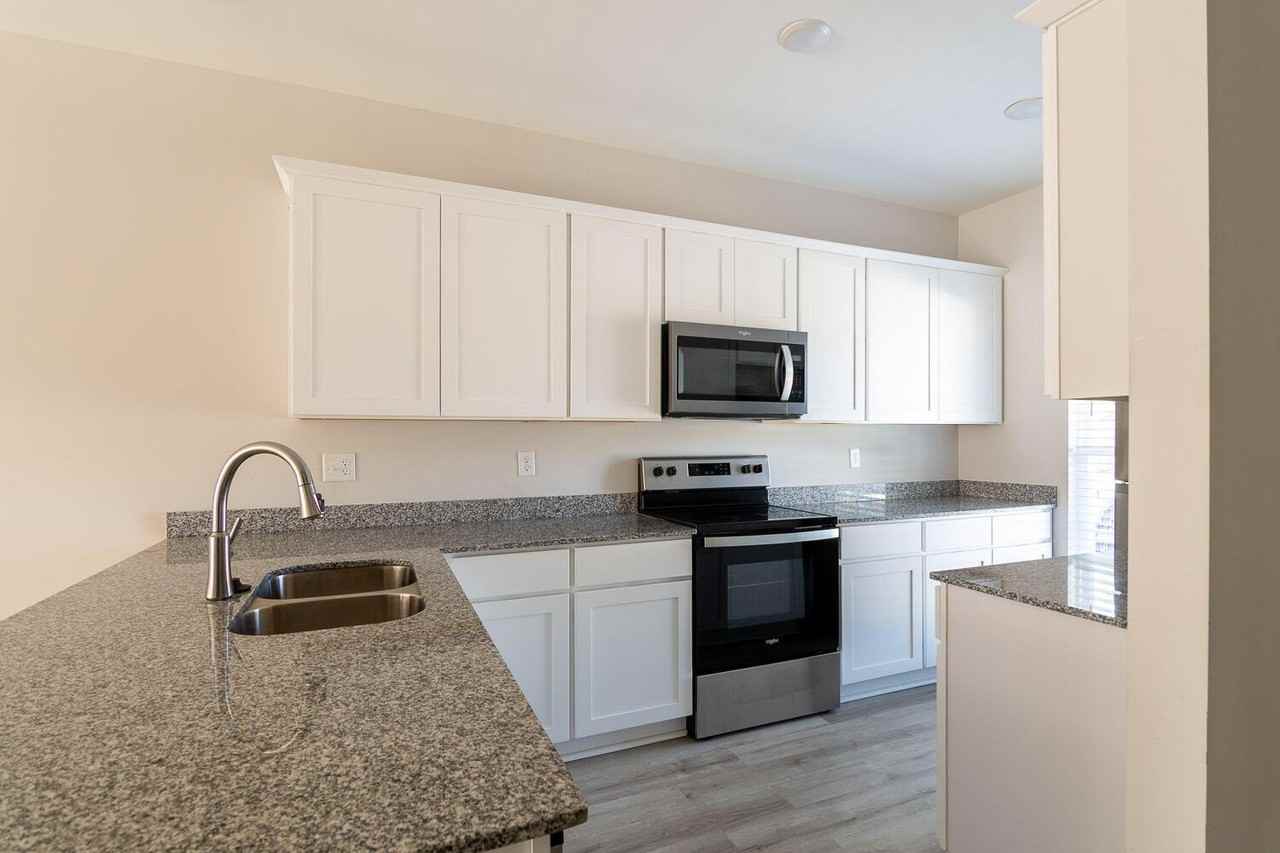 1227 University Ln Apt E - Photo 5 of 17