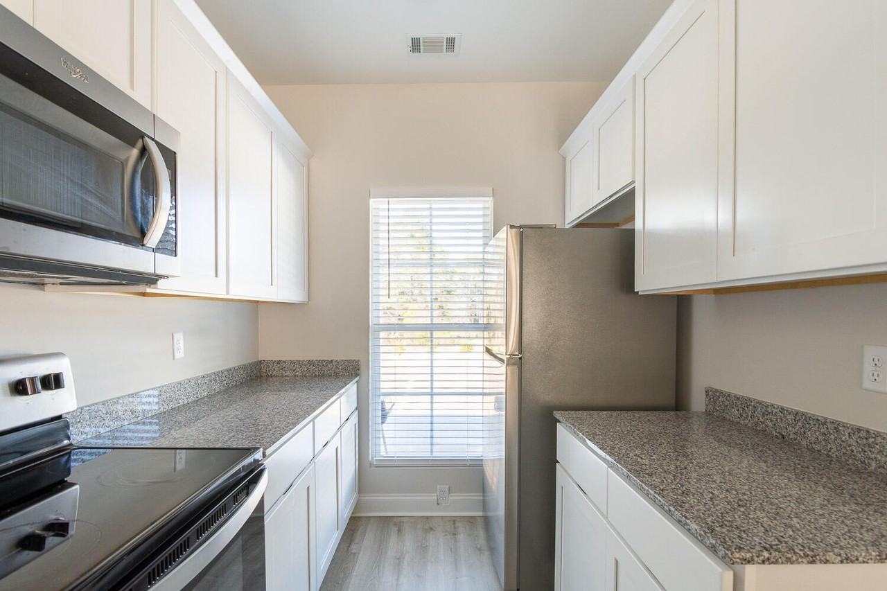 1227 University Ln Apt E - Photo 6 of 17