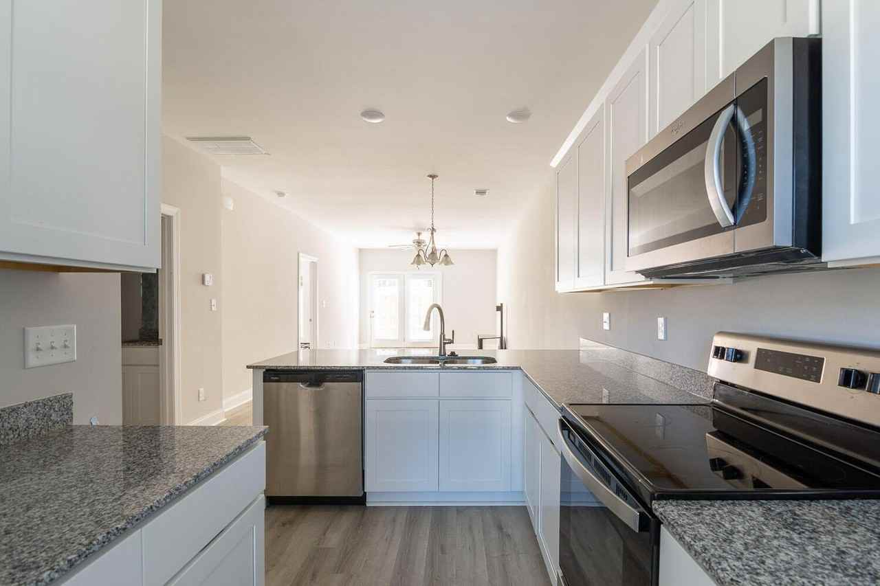 1227 University Ln Apt E - Photo 7 of 17