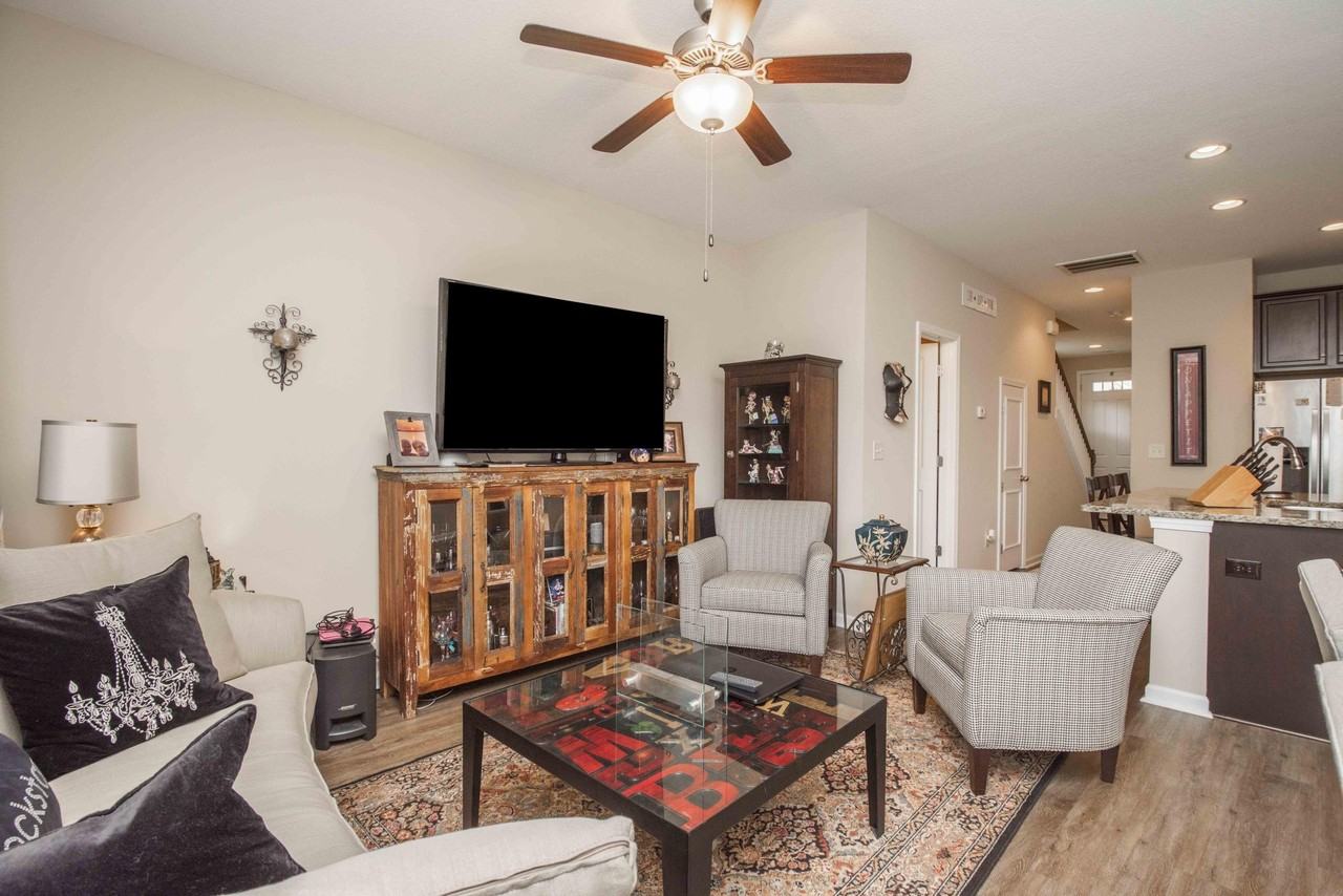 10708 Grantham Ln - Photo 3 of 13