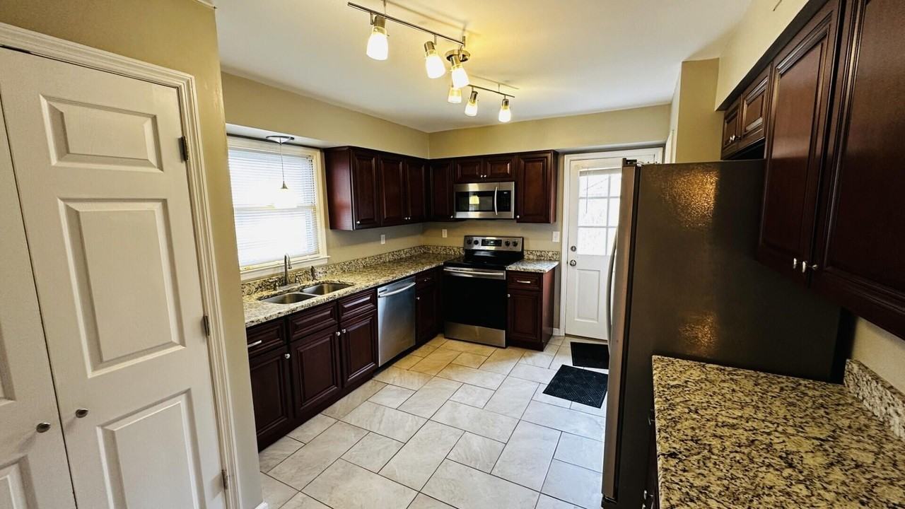 2948A Candlelight Way - Photo 3 of 33