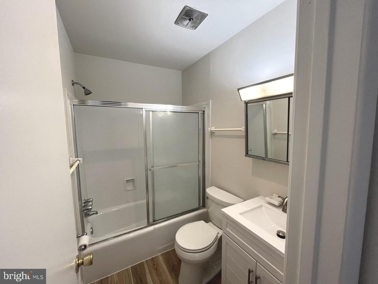 211 Victor Pkwy Apt F - Photo 7 of 15