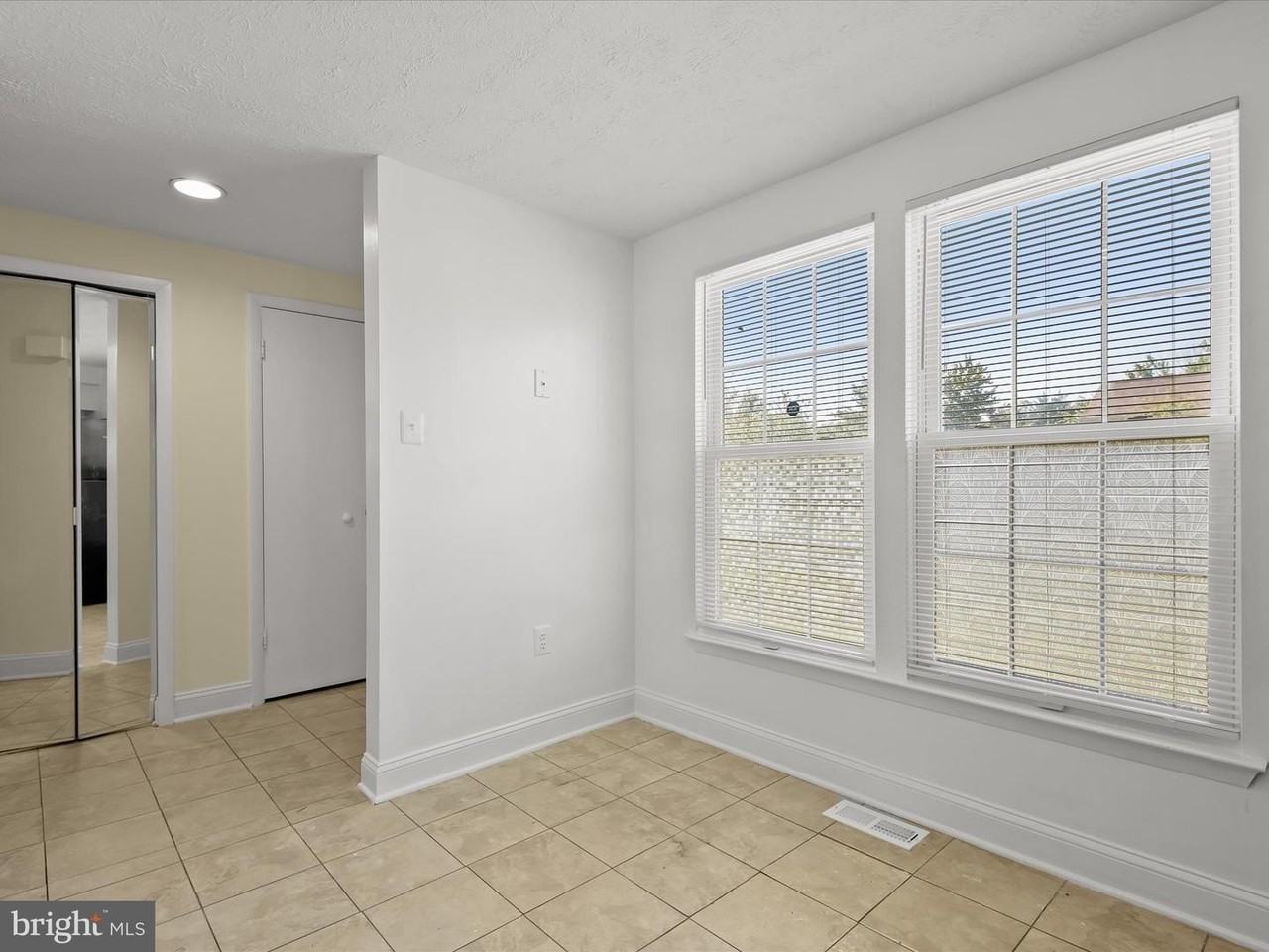 23 Ivy Oak Ct - Photo 4 of 33