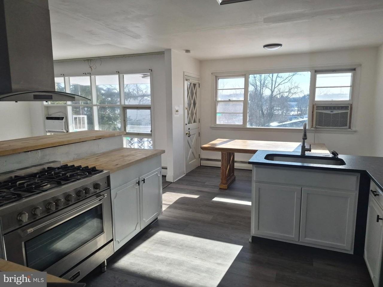 901 Montgomery Ave - Photo 4 of 13