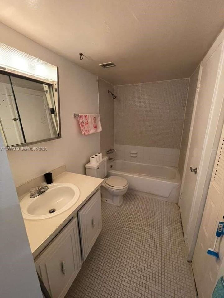 496 Nw 165th Street Rd #D611 - Photo 5 of 9