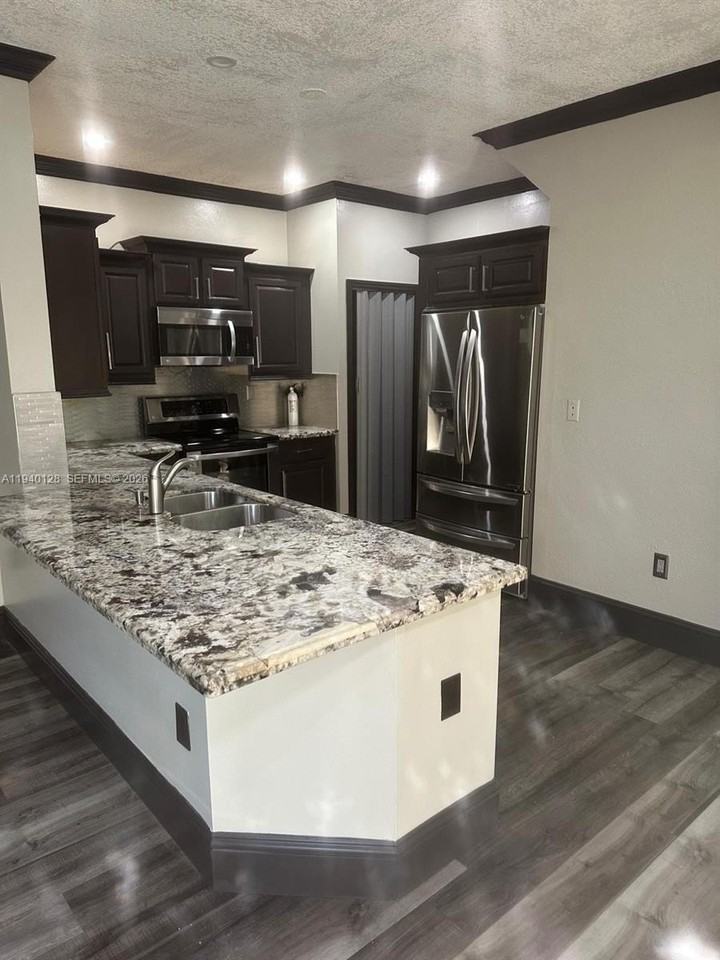 10244 Sw 20th St #10244 - Photo 5 of 21