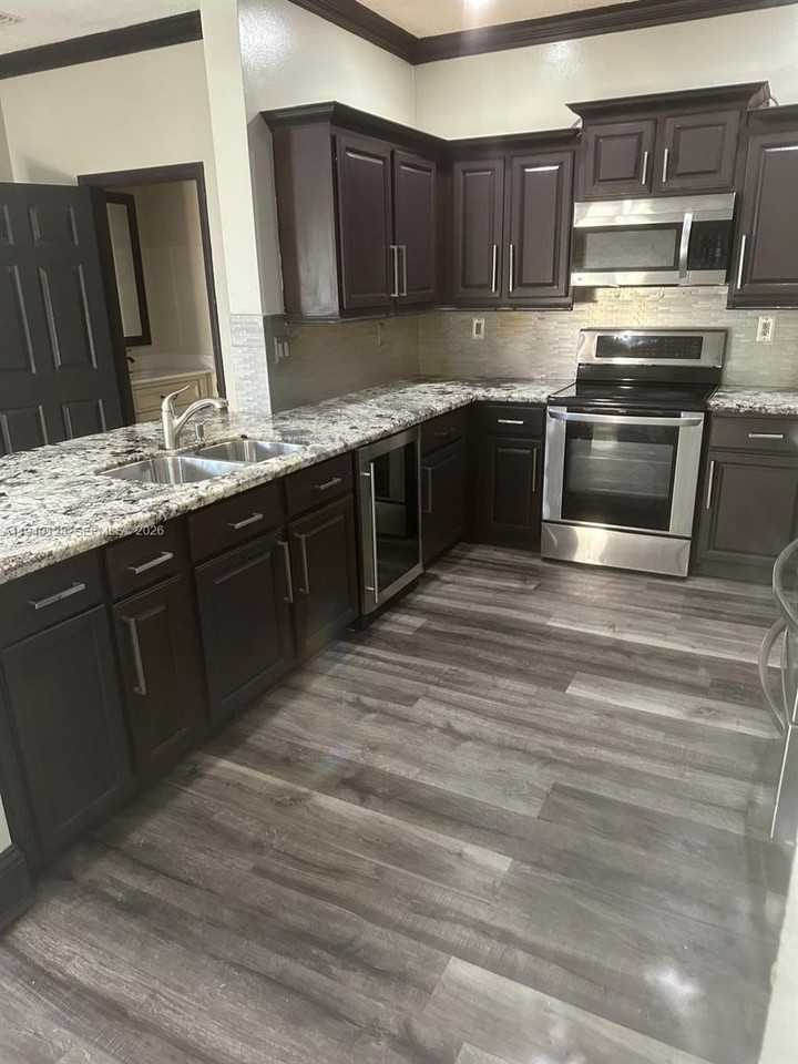 10244 Sw 20th St #10244 - Photo 6 of 21