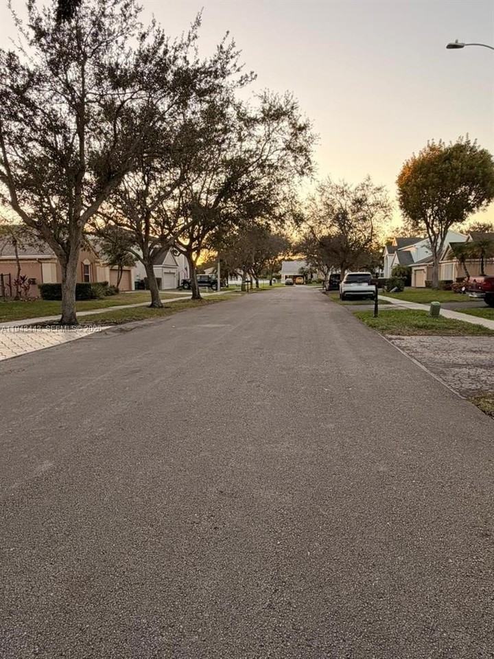 10227 Sw 55th Ln - Photo 3 of 34