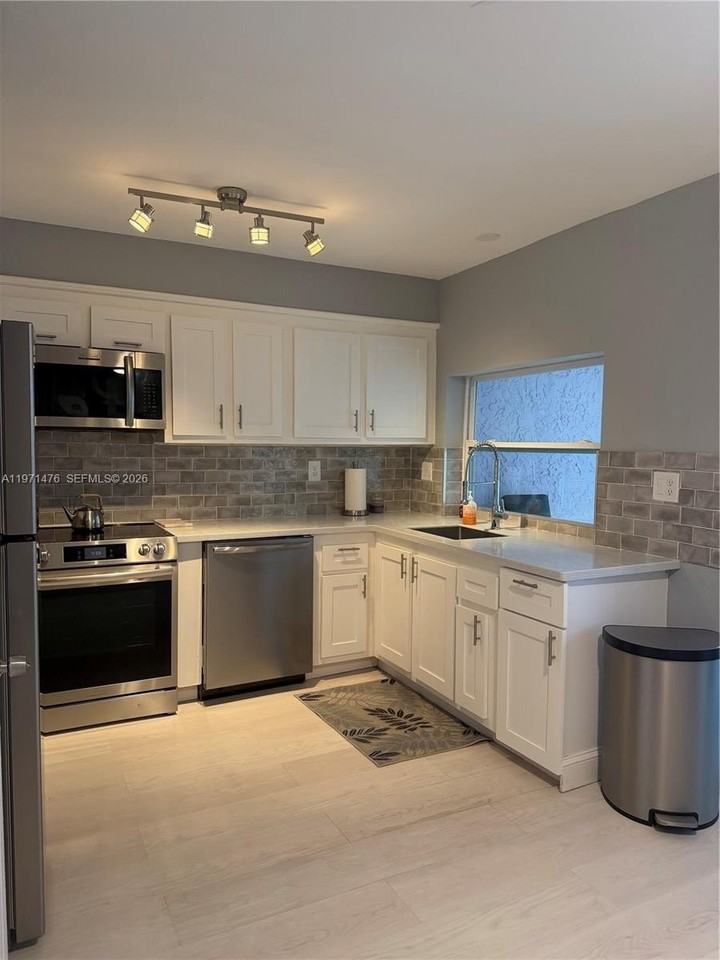 5270 Ne 6th Ave #E29 - Photo 5 of 18