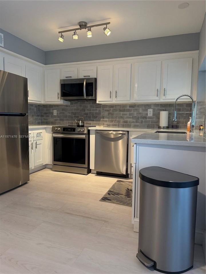 5270 Ne 6th Ave #E29 - Photo 7 of 18