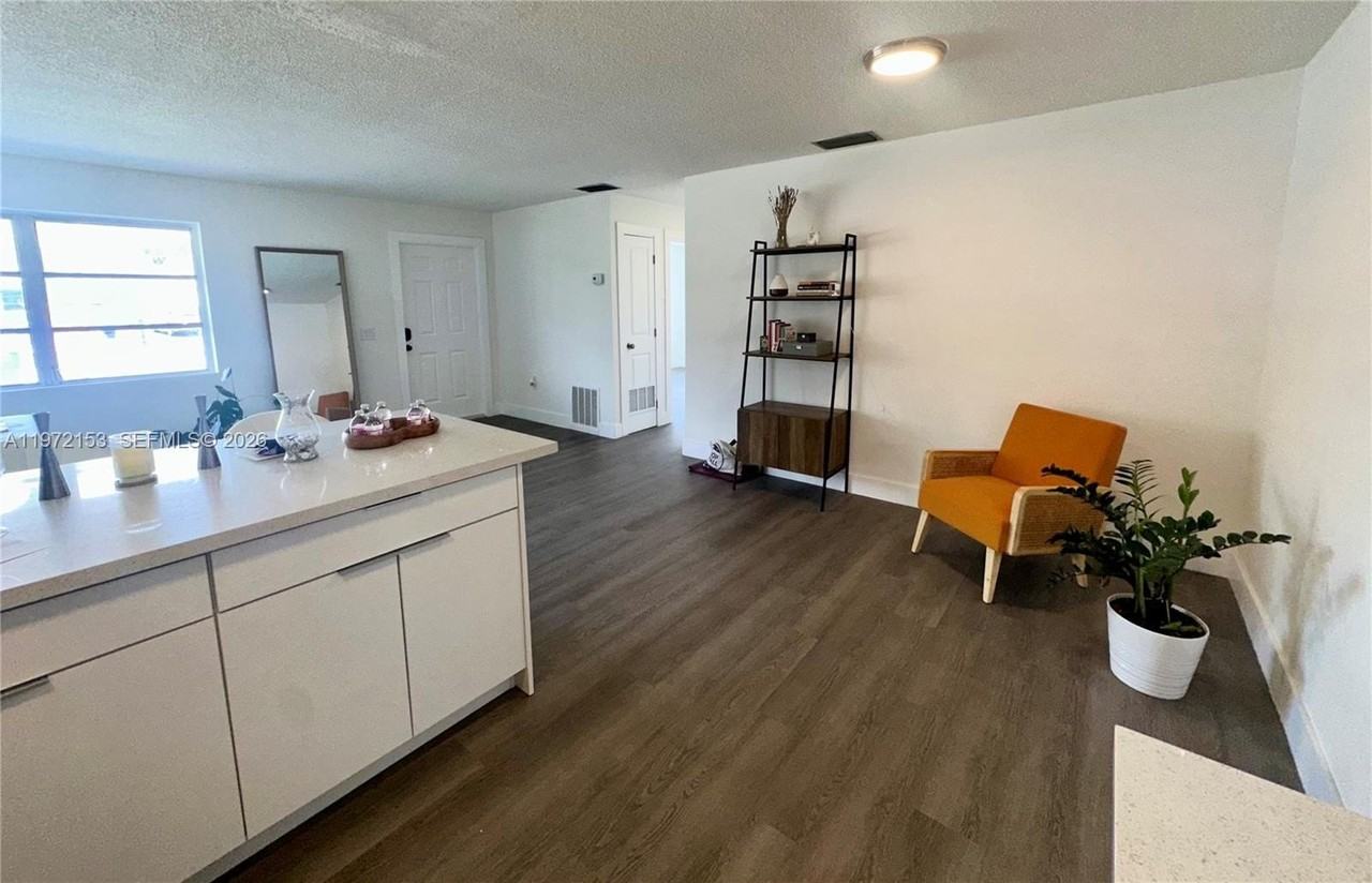 9040 NW 26th Pl Sunrise Golf Village - Photo 4 of 22