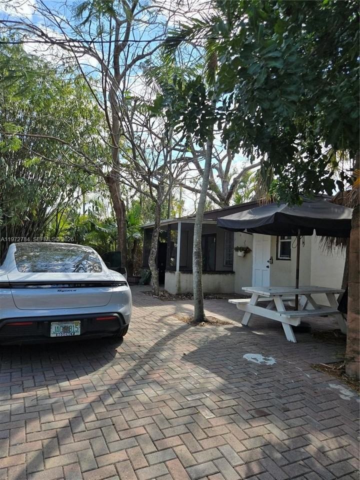 1445 N Andrews Ave #B - Photo 3 of 11