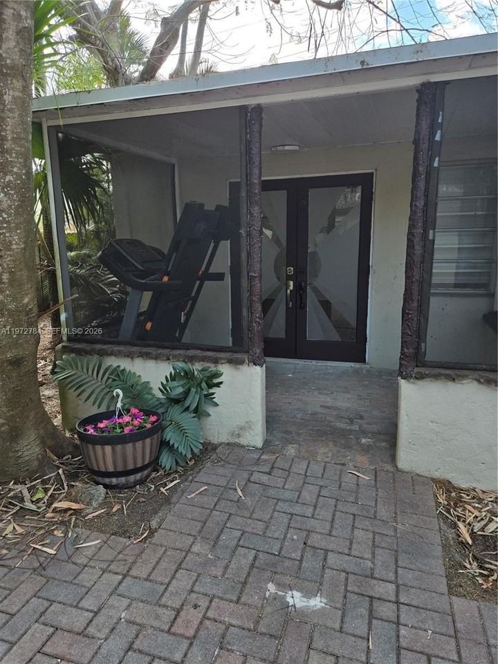 1445 N Andrews Ave #B - Photo 4 of 11