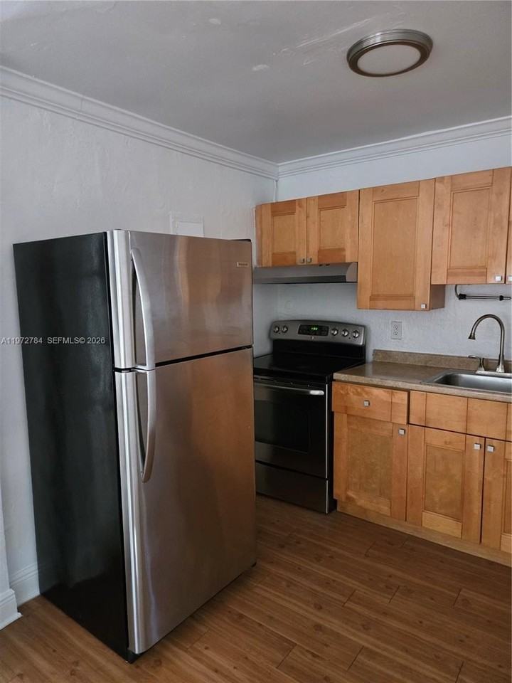 1445 N Andrews Ave #B - Photo 5 of 11