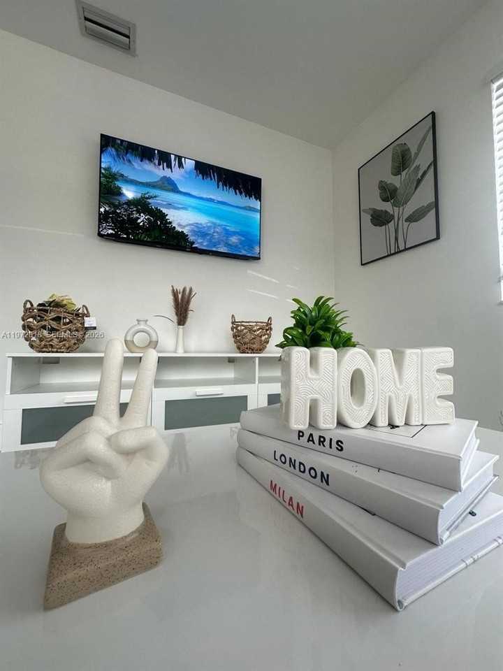 104 Nw 9th St #3 - Photo 2 of 10