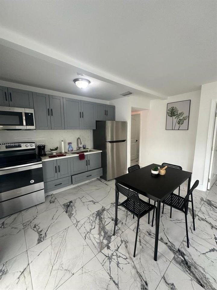 104 Nw 9th St #3 - Photo 3 of 10