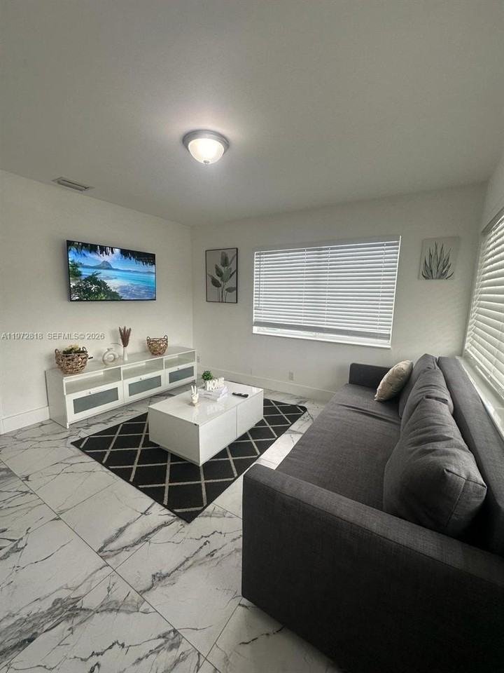 104 Nw 9th St #3 - Photo 4 of 10