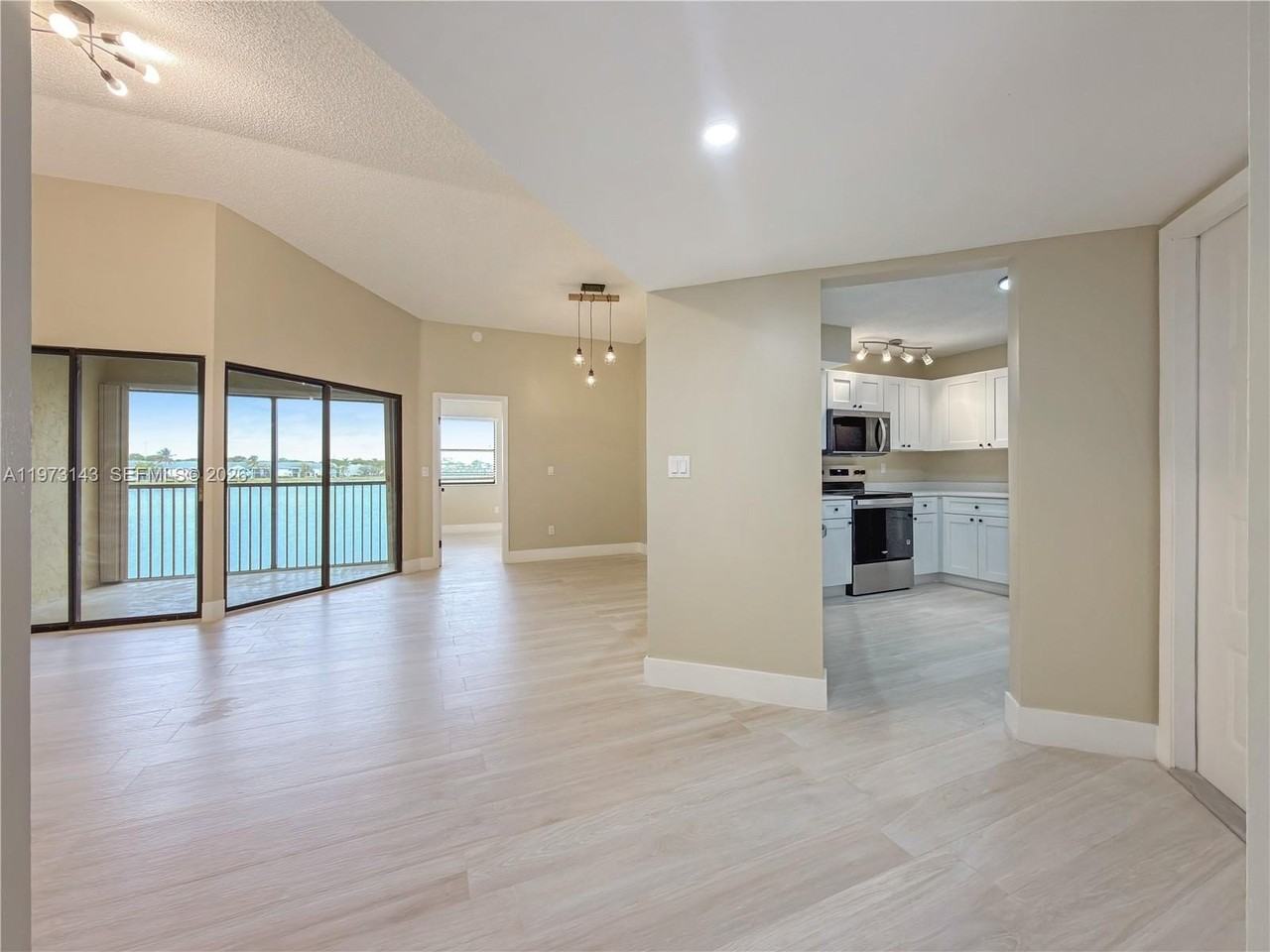 929 Hamilton Dr #929E - Photo 2 of 12