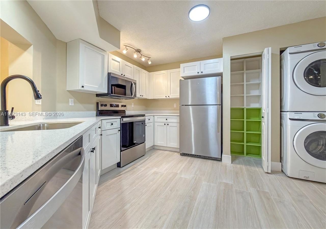 929 Hamilton Dr #929E - Photo 5 of 12