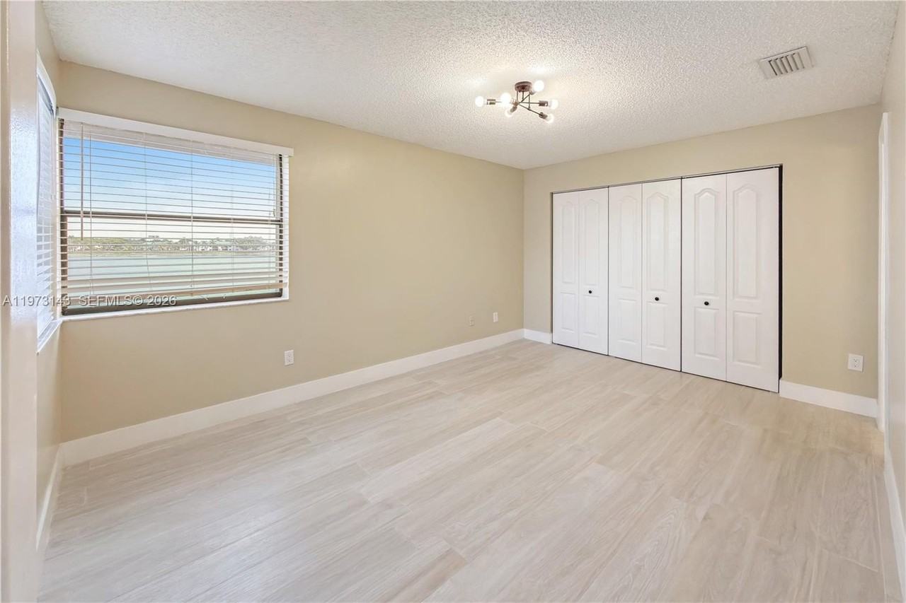 929 Hamilton Dr #929E - Photo 6 of 12