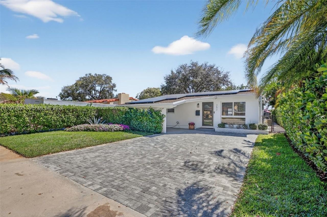 252 Sw 23rd St - Photo 3 of 50