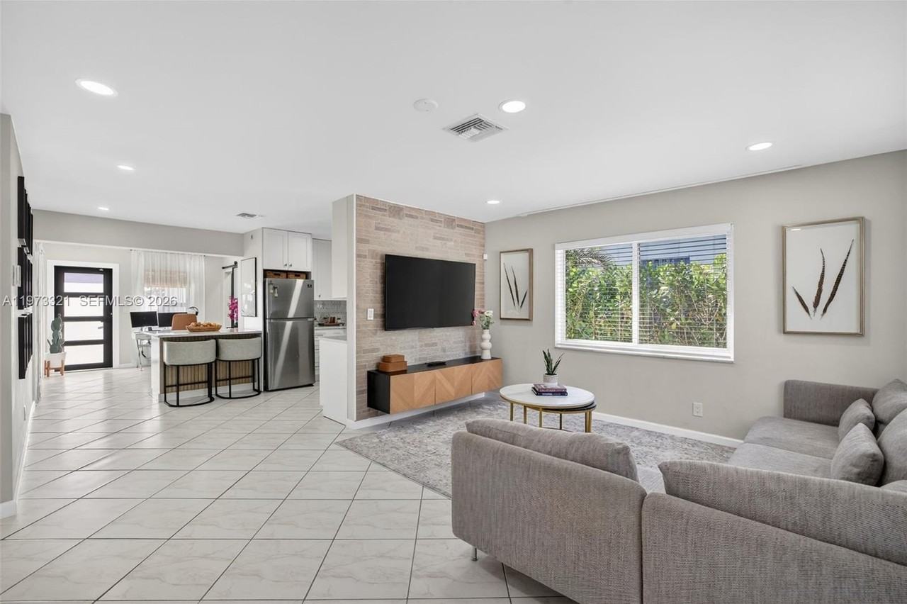 252 Sw 23rd St - Photo 5 of 50